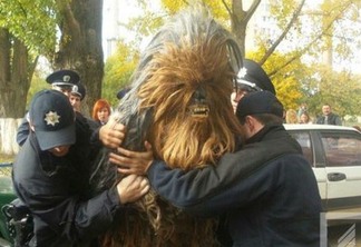 Star Wars | Chewbacca é preso por fazer campanha para Darth Vader nas eleições da Ucrânia
