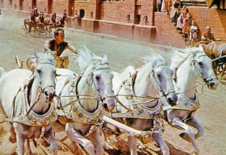 Ben-Hur | Considerado por muitos com o melhor filme épico da história, um figurante foi simplesmente arremessado entre os cavalos, e a tomada disso ainda foi para a versão final do filme.