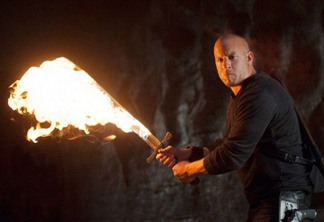 Não se deixem enganar: apesar da espada de fogo, O Último Caçador de Bruxas (2015) poderia ser bem mais divertido do que é