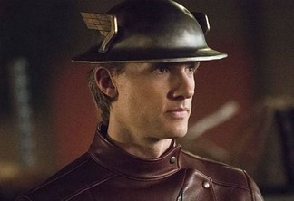 The Flash conhece o Flash original em trailers do segundo episódio da temporada