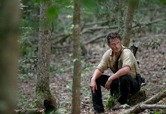 The Walking Dead | Rick sozinho na floresta com zumbis asquerosos em novas fotos