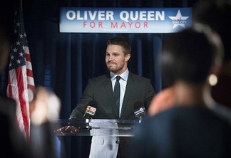 Oliver Queen, que concorreu e foi eleito como prefeito.