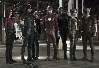 Primeira foto do novo crossover de Arrow e The Flash mostra Gavião Negro e Mulher-Gavião