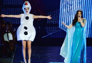 Frozen | Taylor Swift se veste de boneco Olaf e canta "Let It Go"