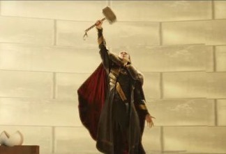 Thor: O Mundo Sombrio | Loki segura o martelo de Thor em cena deletada