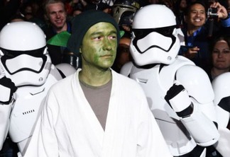 Star Wars 7 | Famosos usam trajes temáticos na pre-estreia do filme