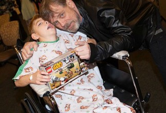 Star Wars 7 | Atores visitam hospital infantil; veja vídeo e fotos