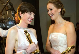 Anne Hathaway defende Jennifer Lawrence de críticas que ela recebeu após Globo de Ouro