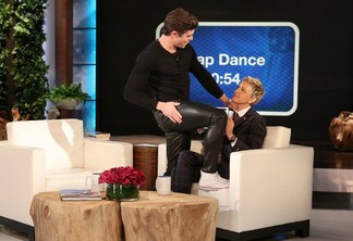 Zac Efron dança no colo de Ellen DeGeneres em programa; assista