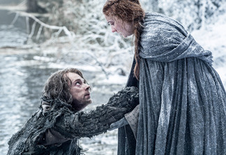 Game of Thrones | Sansa e Theon fogem de Winterfell por rio gelado em clipe da 6ª temporada