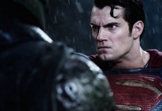 Batman vs Superman | Homem de Aço voa e come granada do Batman em foto da versão estendida