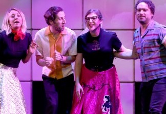 The Big Bang Theory | Elenco canta músicas de Grease e Kaley Cuoco tira a roupa