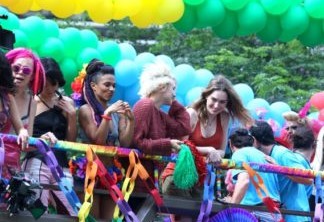 Sense8 | Atores protagonizam beijos na parada LGBT de São Paulo