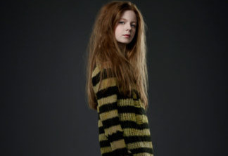 Clare Foley como Ivy, a futura Hera Venenosa