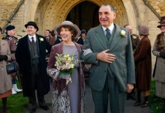  Mrs. Hughes (Phyllis Logan) e Charles Carson (Jim Carter) em Downton Abbey