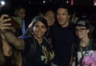 Benedict Cumberbatch tirando fotos com fãs na fila do Hall H