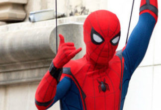 Homem-Aranha pendurado em fios no set de Spider-Man: Homecoming