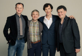  Mark Gatiss e Steven Moffat (nas pontas) posam com os astros de Sherlock