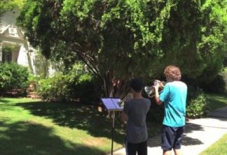 Jovens músicos fazem serenata para compositor
