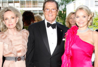 Christina Knusden (à direita) com Roger Moore e a mãe