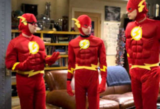Leonard, Sheldon, Howard e Raj vestidos como Flash