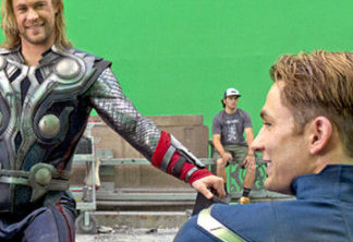 Chris Evans e Chris Hemsworth no set de Os Vingadores