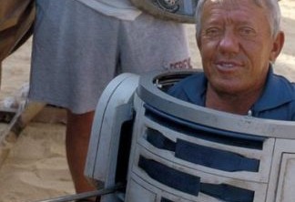 Kenny Baker no traje de R2-D2