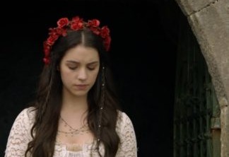 Adelaide Kane como Mary em Reign 