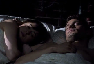 Em certa cena, Christian e Ana aparecem juntos na cama – uma violação de uma das principais regras de Grey
