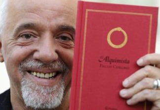 Paulo Coelho e uma cópia do seu livro, O Alquimista
