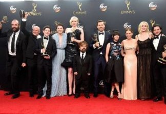 Elenco de Game of Thrones com os Emmys vencidos pela série
