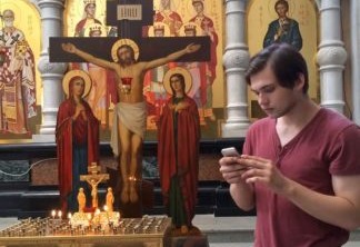 Ruslan jogando Pokémon Go na igreja