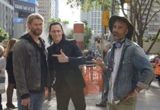 Taika Waititi (direita) com Chris Hemsworth e Tom Hiddleston