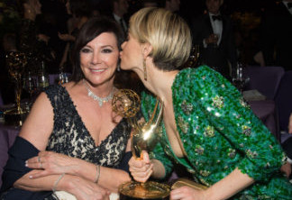 Marcia Clark (esquerda) e Sarah Paulson com o Emmy que Sarah ganhou por interpretar a advogada