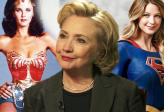 Lynda Carter como Mulher-Maravilha (esquerda), Hillary Clinton (centro) e Melissa Benoist como Supergirl (direita)