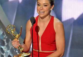 Tatiana Maslany recebendo seu primeiro Emmy por Orphan Black.