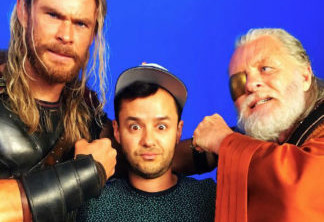 Taika Waititi (centro) ao lado de Thor e Odin