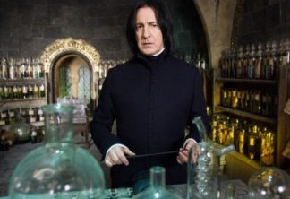 Usar de trapaças nas aulas | Em O Enigma do Príncipe descobrimos que Harry praticamente trapaceou em várias de suas aulas de Poções usando o caderno que era de Snape.