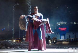 Superman carrega Supergirl nos braços