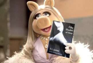 Miss Piggy com sua cópia de 50 Tons de Cinza