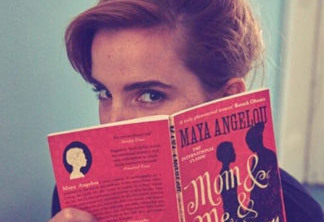 Emma com uma cópia do livro de Maya Angelou