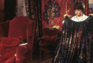 Harry Potter com a Capa da Invisibilidade no primeiro filme da saga