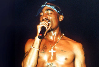 Tupac Shakur | O astro do Rap morreu baleado algumas vezes dentro de seu carro, em 1996, após um longo histórico de conflito entre gangues. Ele sobreviveu aos tiros, mas morreu no hospital.