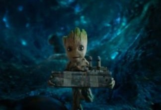Baby Groot rouba a cena no novo trailer. Em uma cena engraçada com Rocket, o bebê Groot se esforça para entender por que ele não deve pressionar o grande botão vermelho que detonará imediatamente uma poderosa arma. Uma cena envolvendo uma iminente aniquilação nuclear nunca foi tão fofa.