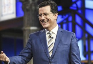 The Daily Show | Stephen Colbert hoje apresenta o The Late Show, seu programa de auditório, mas ele já foi apresentador do The Daily Show. Lá, ele deu uma notícia sobre declarações de homossexualidade do Príncipe Charles. A notícia talvez tivesse o pego de surpresa, pois ele começou a gaguejar e rir enquanto falava. Ainda […]