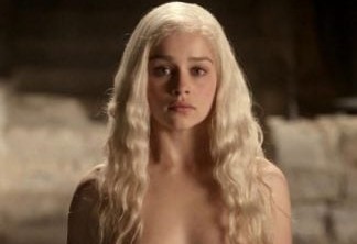Na primeira temporada de Game of Thrones, Daenerys aparece nua sendo subjugada pelo seu irmão. Aparentemente, ela não poderia ser subjugada com roupas.
