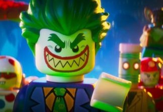 LEGO Batman, por ser mais aberto à comédia, tem uma abertura maior para inserção de personagens – fato que ficou um pouco corrido em BvS quando nos referimos à introdução dos membros da Liga da Justiça.