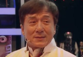 Jackie Chan se emociona ao ser homenageado por equipe de dublês na TV; assista