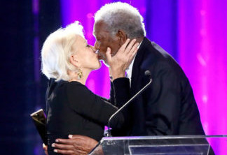 Helen Mirren e Morgan Freeman se beijam durante premiação