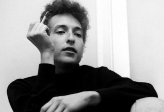Uma das lendas da música, Bob Dylan faz jus ao título: na década de 60, envolveu-se em um acidente grave de moto e, em 1997, interrompeu sua turnê para ser internado e tratar um inchaço ao redor do coração, que poderia ser fatal.
